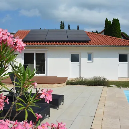 Apartman Mit Pool Kirchen